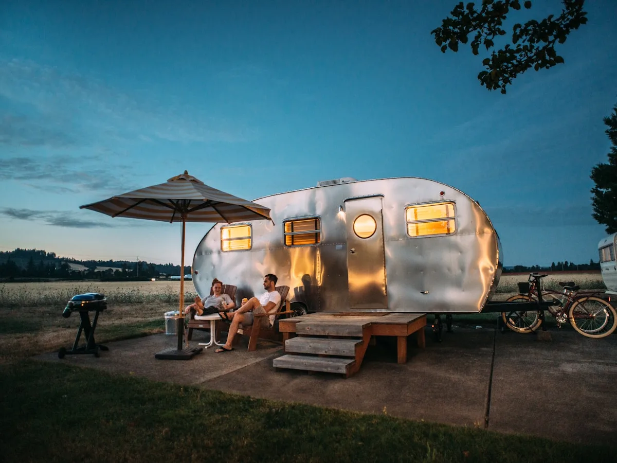 Campingvogn på romslig plass i kveldslys